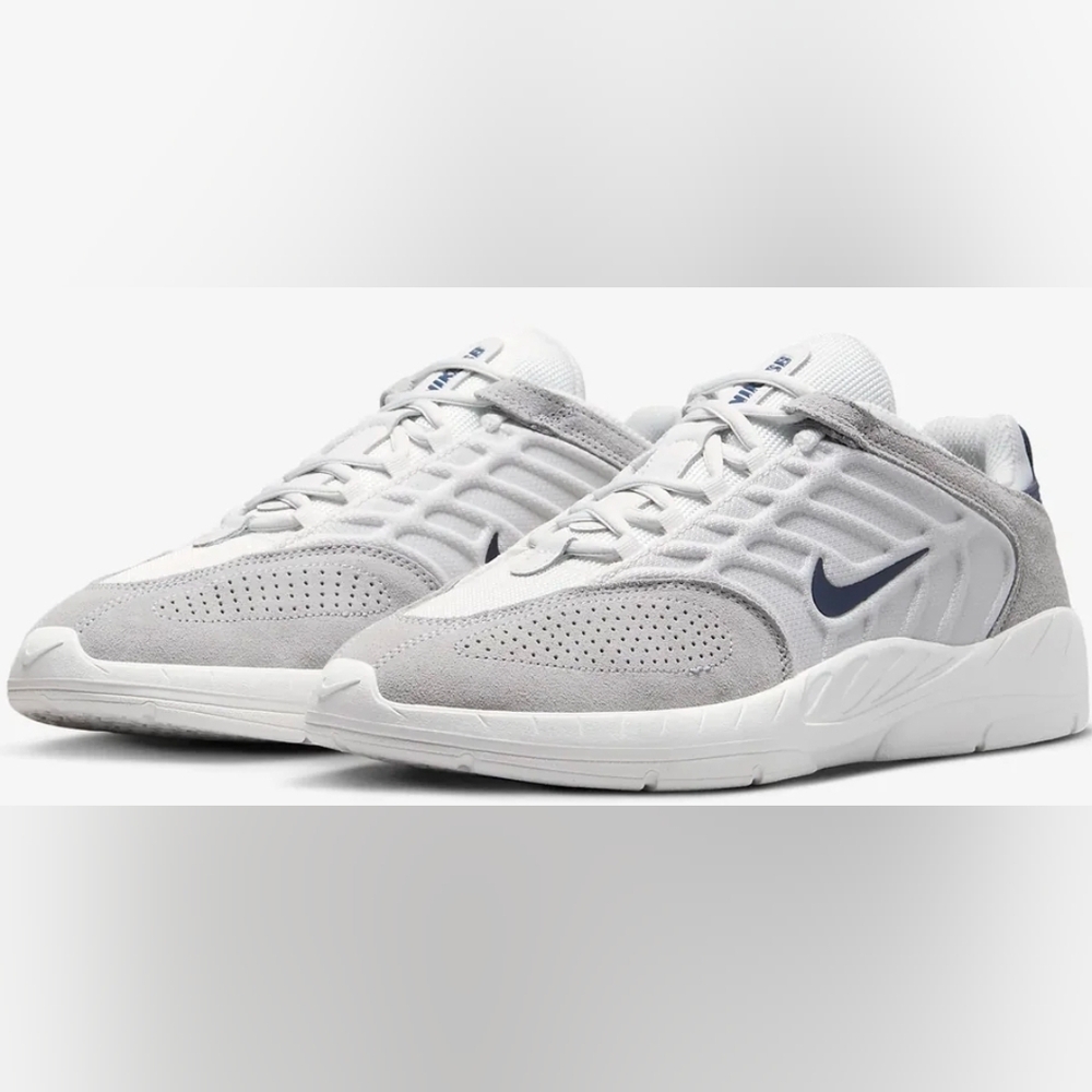 NWT Men's Nike SB Vertabrae in Platinum/Midnight Colors. Various Sizes